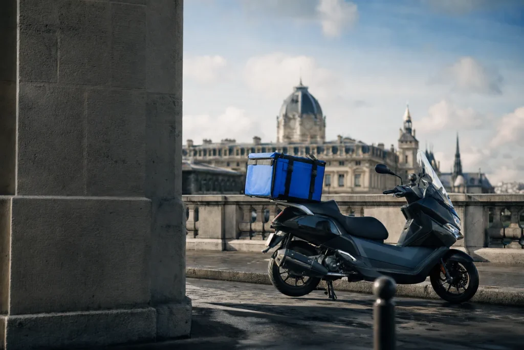 Coursier urbain en mouvement dans les rues de Paris, illustrant l'affrètement et le transport express en Île-de-France